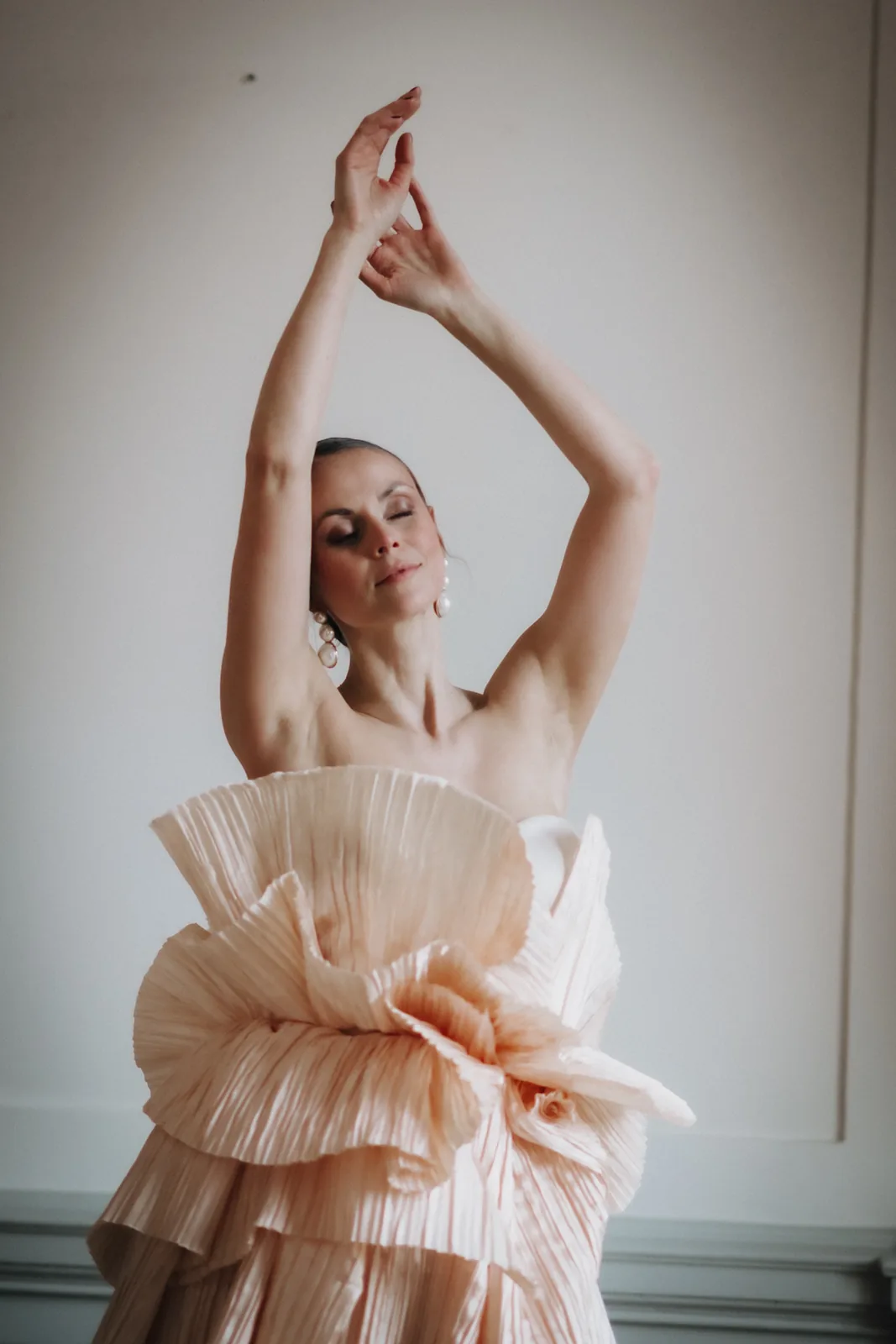 Editorial – Couture-Robe in tänzerischer Pose