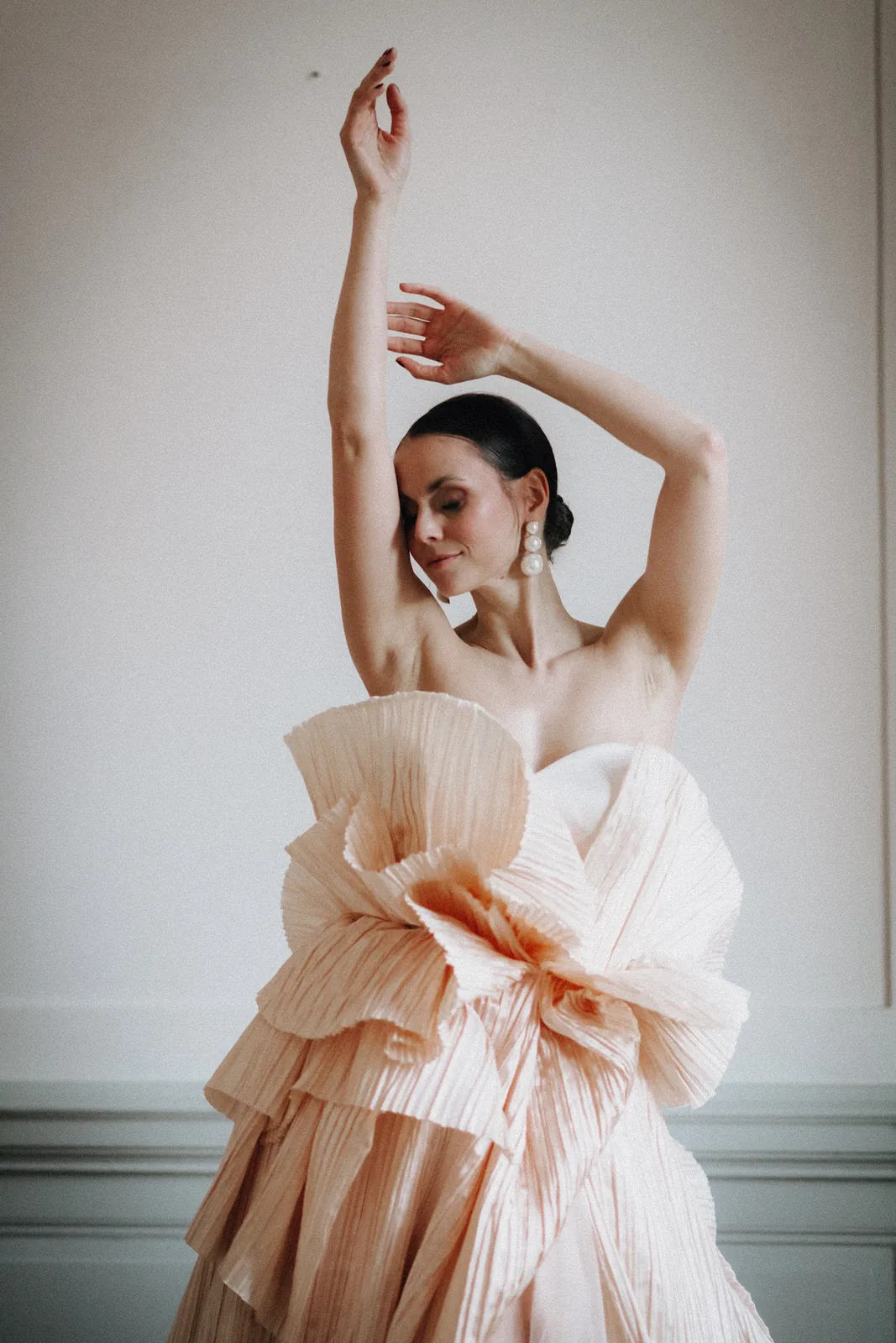 Editorial – Couture-Robe in Bewegung mit erhobenem Arm