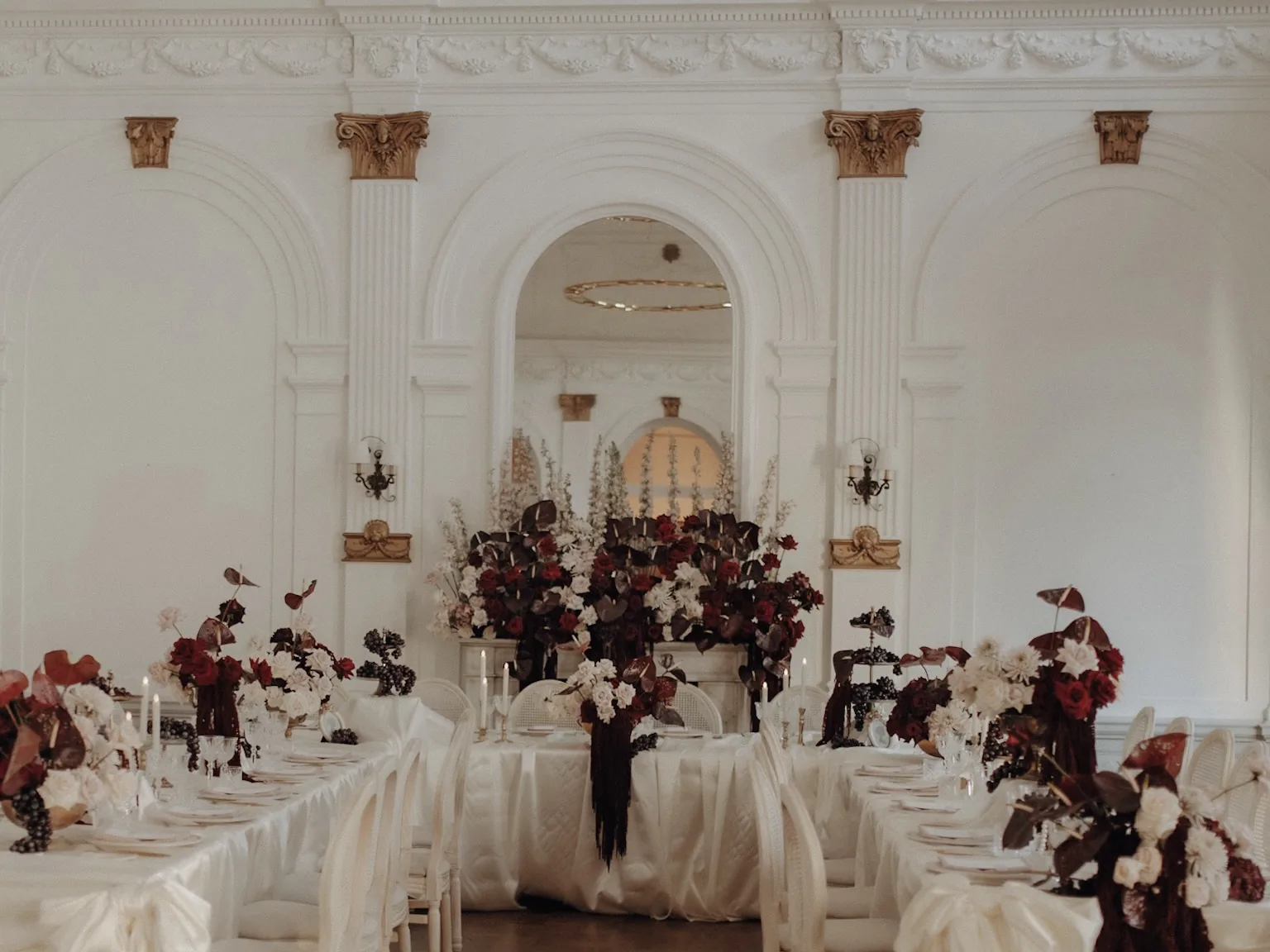 Editorial – festlich dekorierter Saal mit Bordeaux-Floristik