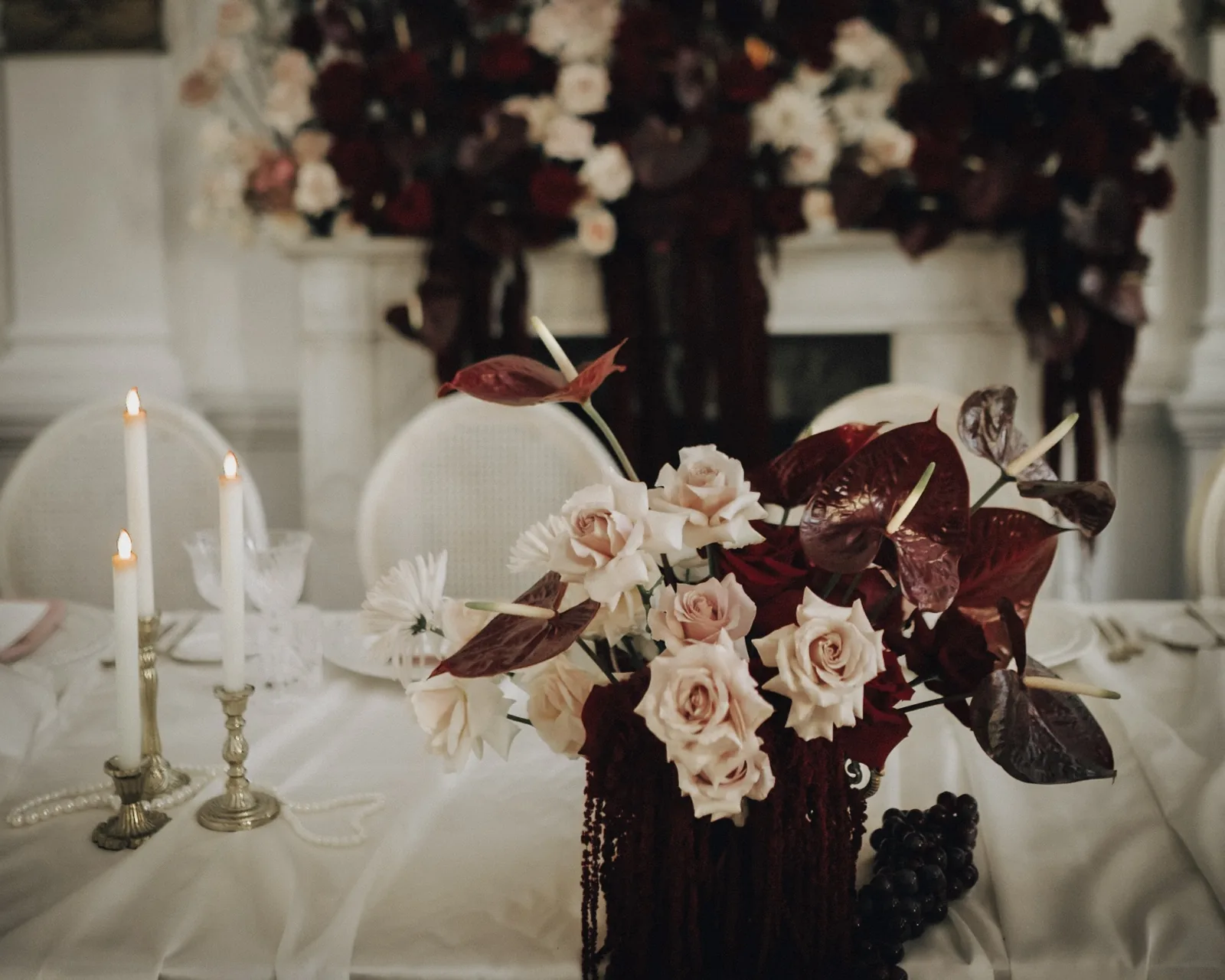 Editorial – Bordeaux-Floristik mit Kerzen als Tischschmuck