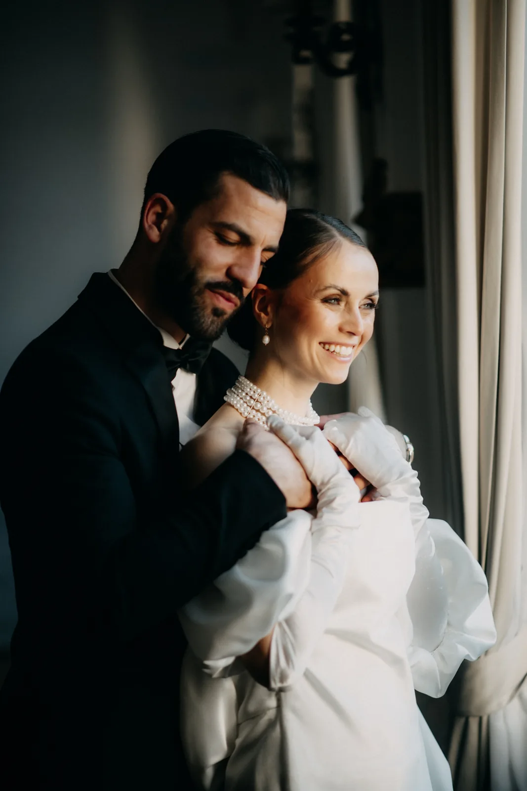Editorial – lächelndes Brautpaar in eleganter Robe