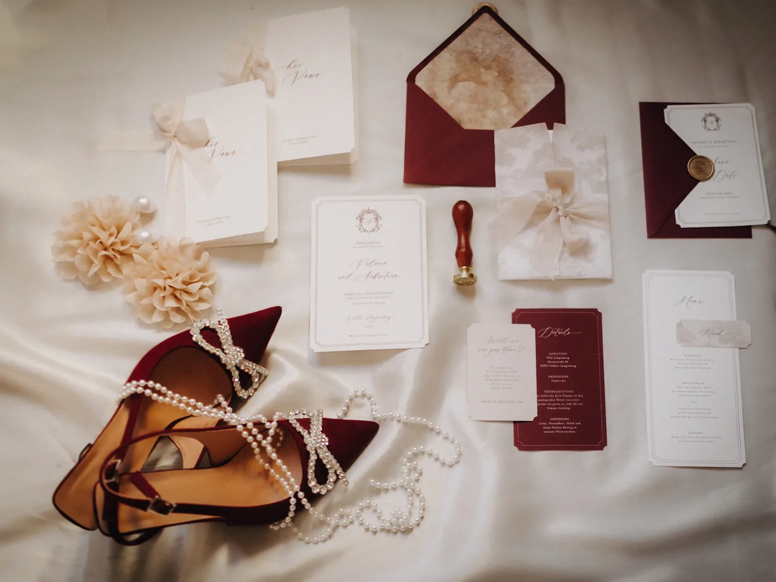 Editorial – Papeterie, Einladung und Brautschuhe im Flatlay
