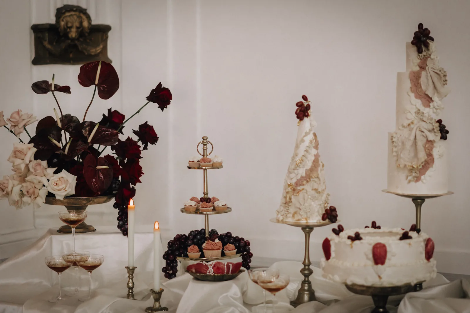 Editorial – Hochzeitstorte und Dessert-Tafel mit Bordeaux-Floristik