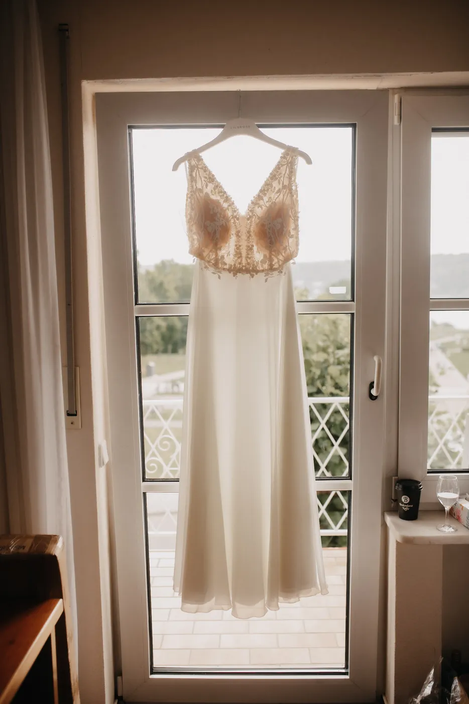 Das Brautkleid am Fenster